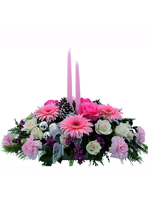 Centrotavola natalizio dai toni rosa e candele rosa
