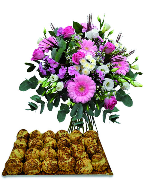 Gerbere e rose rosa con pasticcini